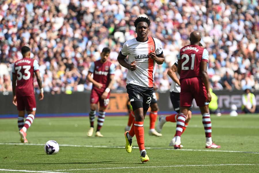 Lokonga celebra un gol con el Luton Town