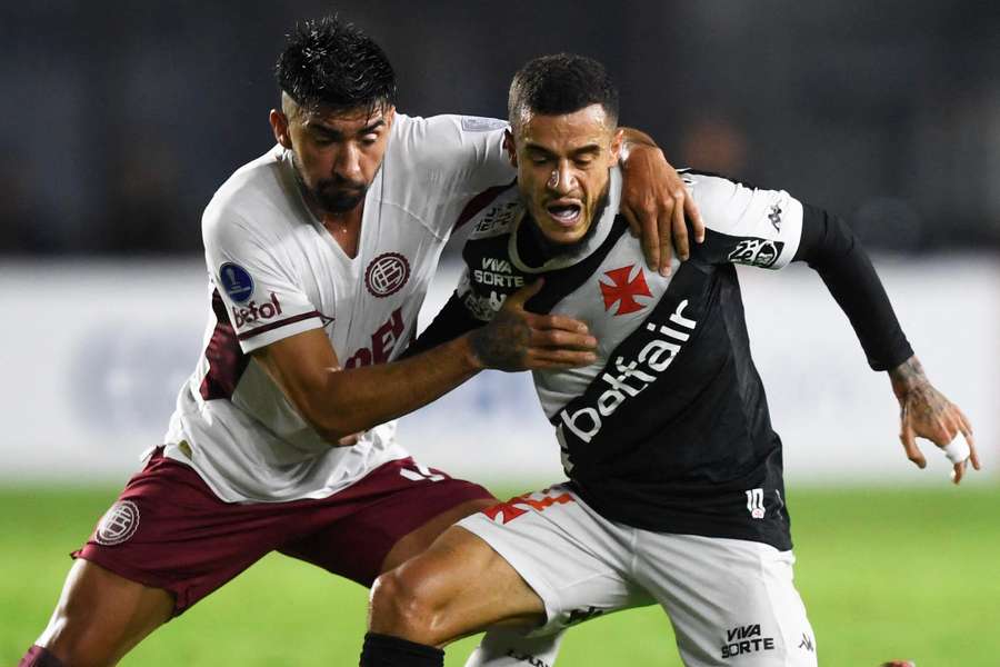O Vasco desperdiçou o confronto direto contra o Lanús em casa