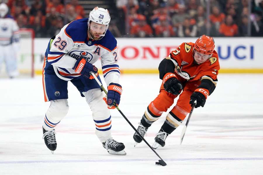 Leon Draisaitl (l.) kämpft nocht mit seiner Fitness