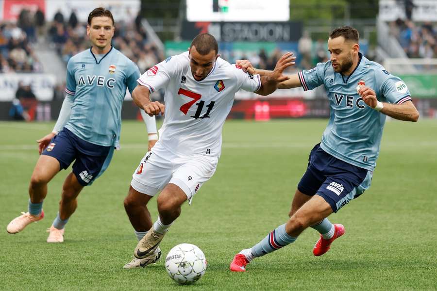 Telstar's Youssef El Kachati duelling with Willem II defender Boris Lambert