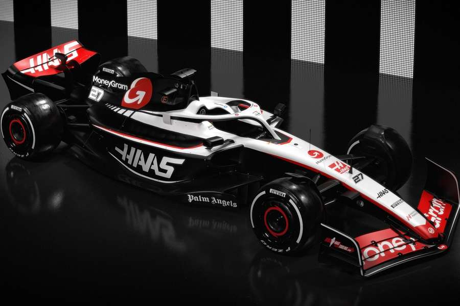 La nouvelle monoplace d'Haas est noire, blanche et rouge.