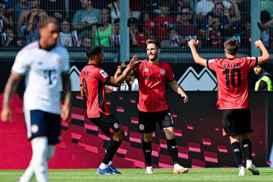 Bayern prekvapivo podľahol Wehenu. Bayern prekvapivo podľahol Wehenu.