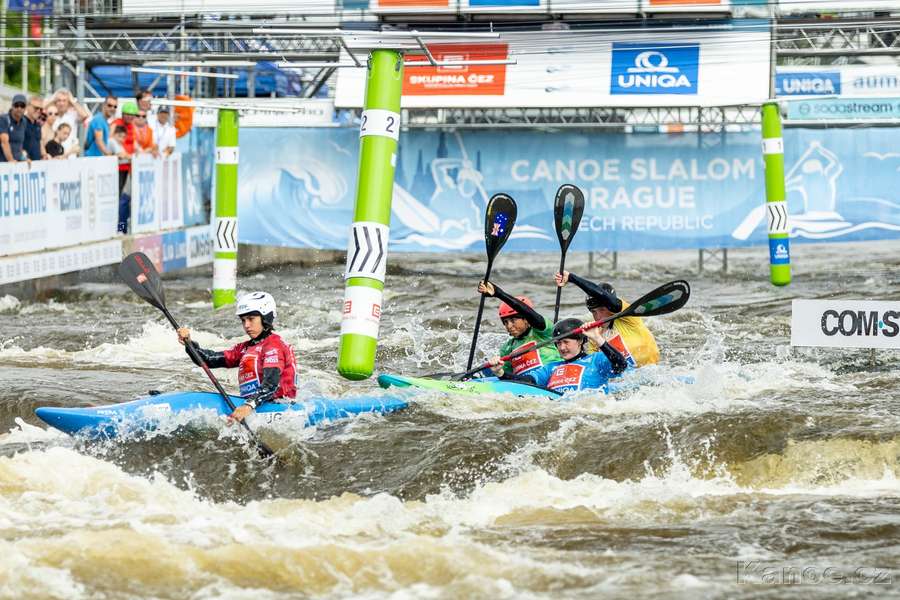 Závod v kayakcrossu na Světovém poháru v pražské Troji.