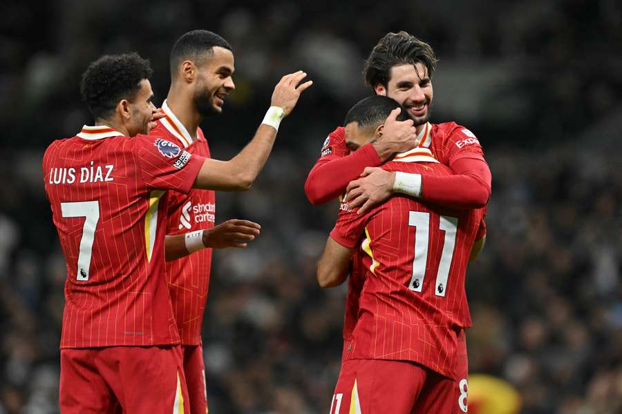 Mohamed Salah de la Liverpool sărbătorește cu Dominik Szoboszlai