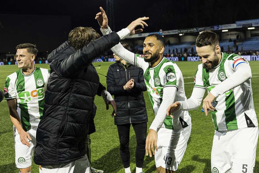 De spelers van FC Groningen vieren een KKD-feestje na de overwinning op FC Eindhoven