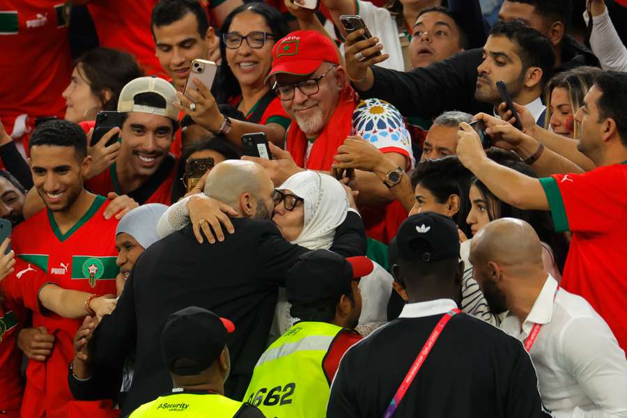 Regragui celebra la vittoria con la famiglia Regragui celebra la vittoria con la famiglia