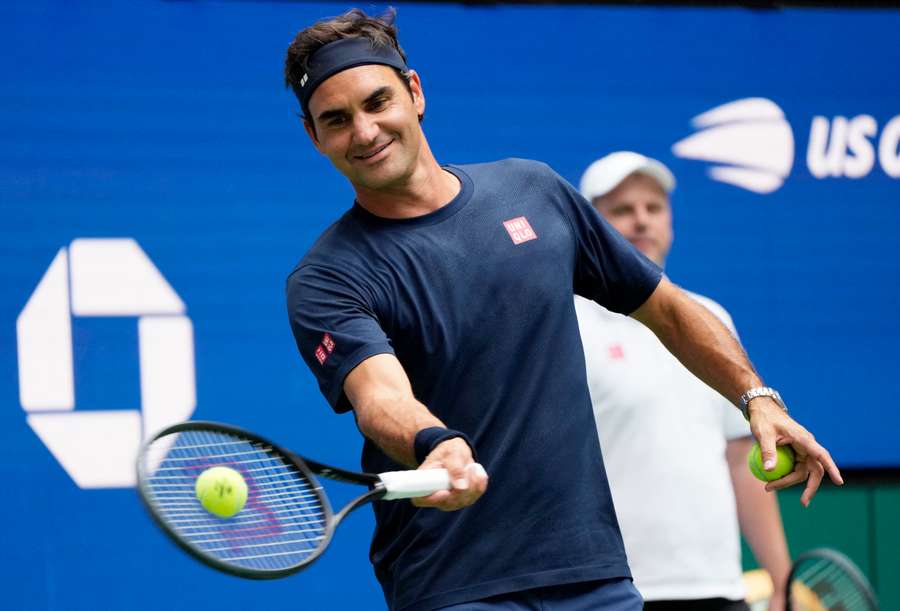 Federer warms up Federer warms up