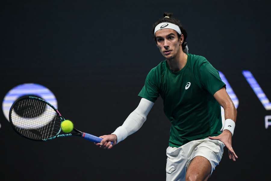 Lorenzo Musetti face à Novak Djokovic lors de la finale du tournoi ATP 250 d’Athènes, le 8 novembre 2025 à Piraeus (Grèce).