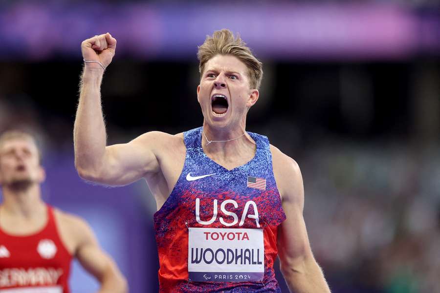 Hunter Woodhall celebra su triunfo en los 400 m 