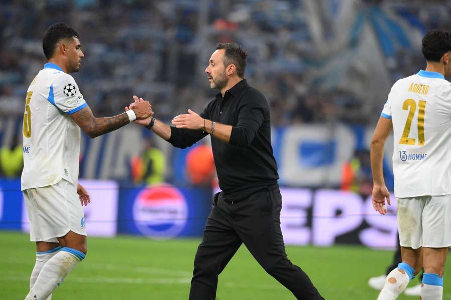 Marseille manager Roberto De Zerbi (C)