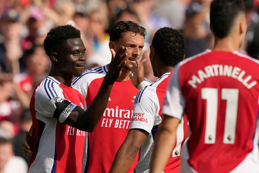 Saka fez gol e deu assistência em estreia do Arsenal na Premier League