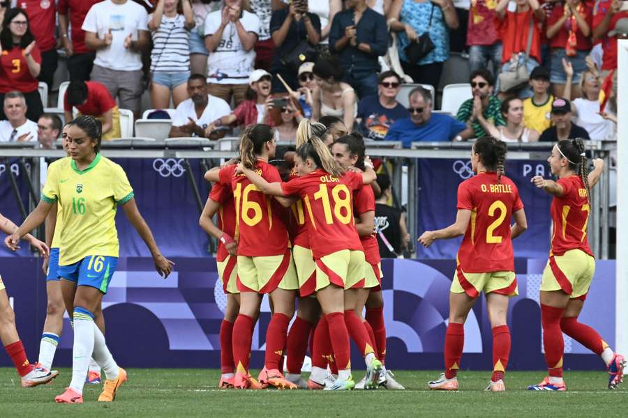 Las jugadoras de España celebran un gol ante Brasil en la fase de grupos