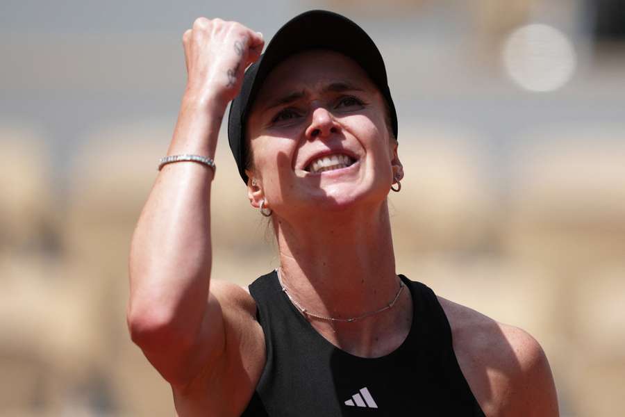 Elina Svitolina reacts during her match against Jasmine Paolini on Court Philippe-Chatrier