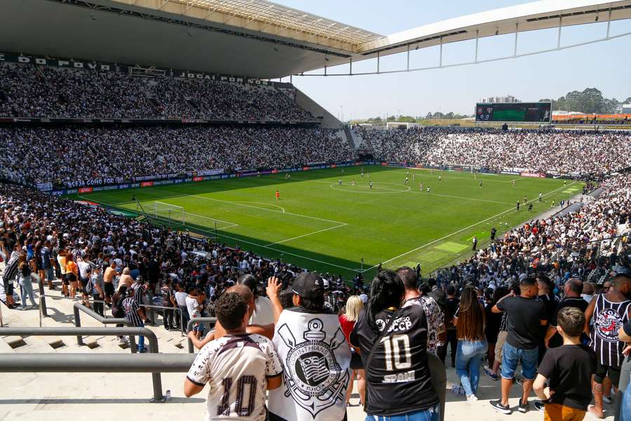 Torcida do Corinthians se mobiliza para pagar estádio