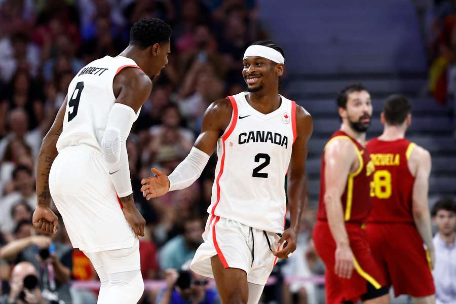 Gilgeous-Alexander celebra una canasta con Barrett ante España