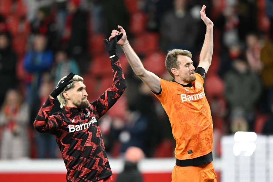 Robert Andrich (l.) und Lukas Hradecky (r.) jubeln.