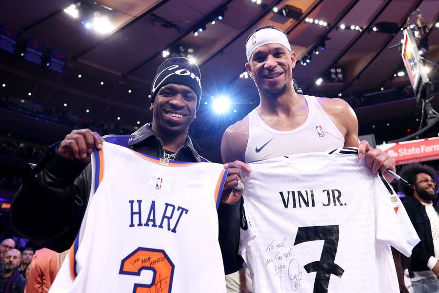 Vinicius trocou de camisa com Josh Hart