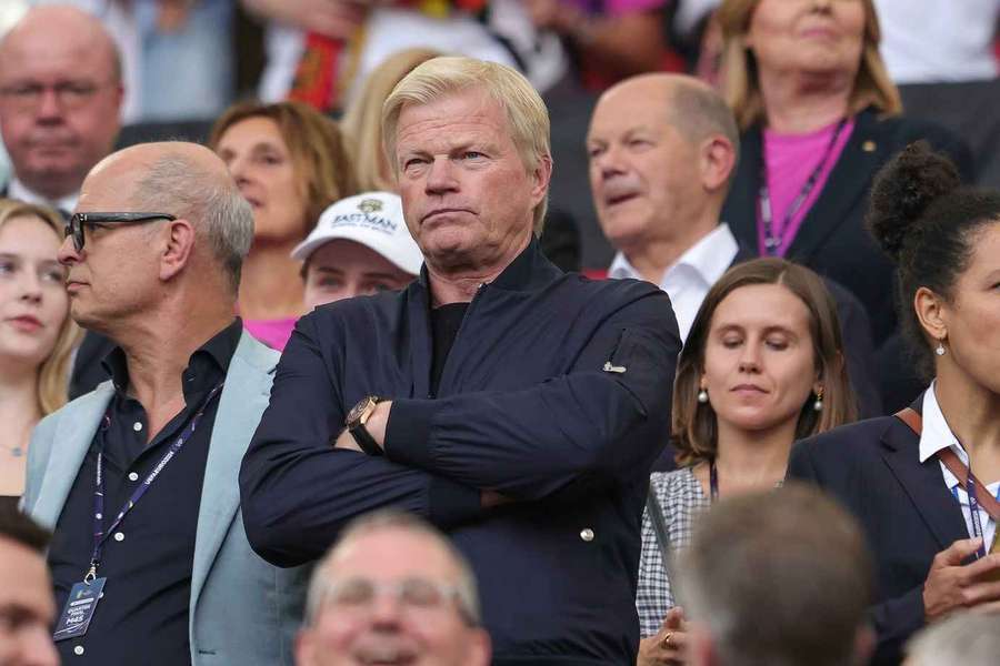 Oliver Kahn (M.) beim Besuch des EM-Viertelfinales zwischen Deutschland und Spanien.