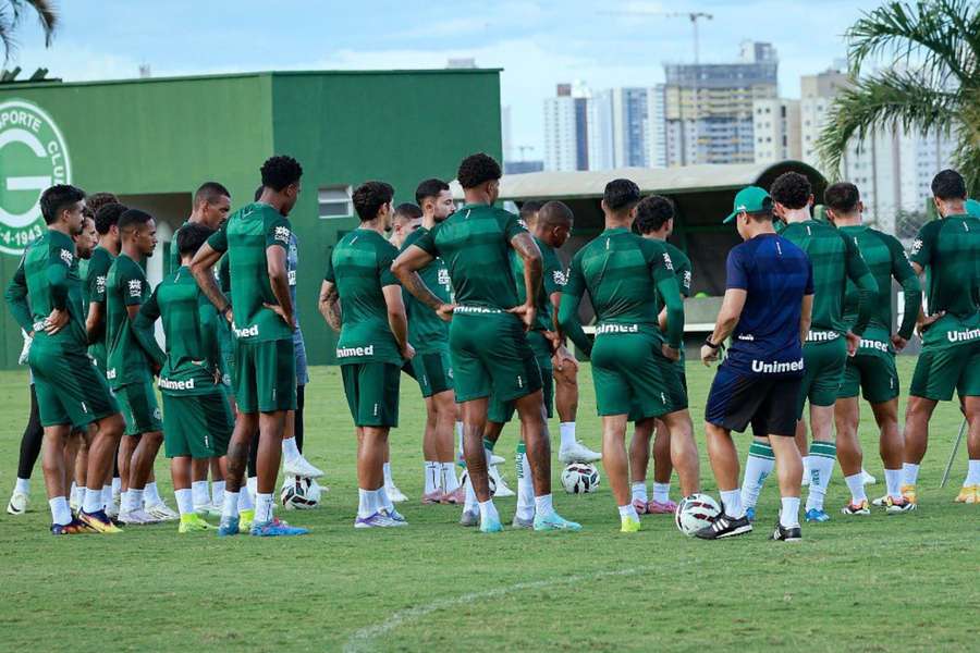 Jogadores do Goiás treinam para pegar o Criciúma Jogadores do Goiás treinam para pegar o Criciúma