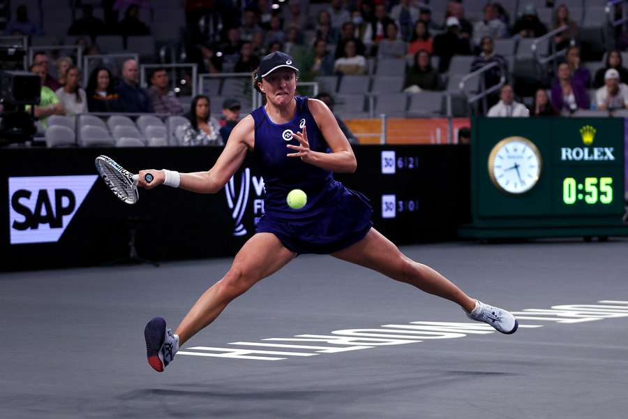 Tennisster Swiatek in actie op de WTA Finals