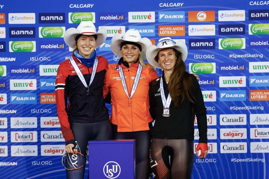 Irene Schouten naast Ragne Wiklund op het podium in Calgary