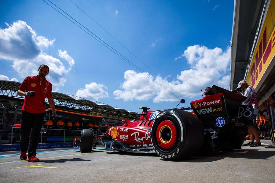 Erste Bestzeit für Carlos Sainz.