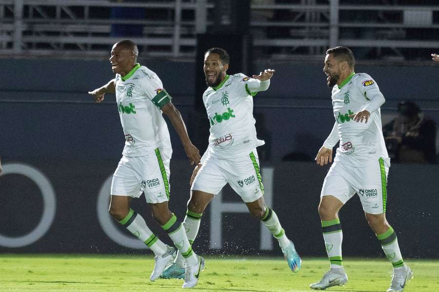 Everaldo (ao centro) fez um dos gols do Coelhão na vitória sobre o Bragantino