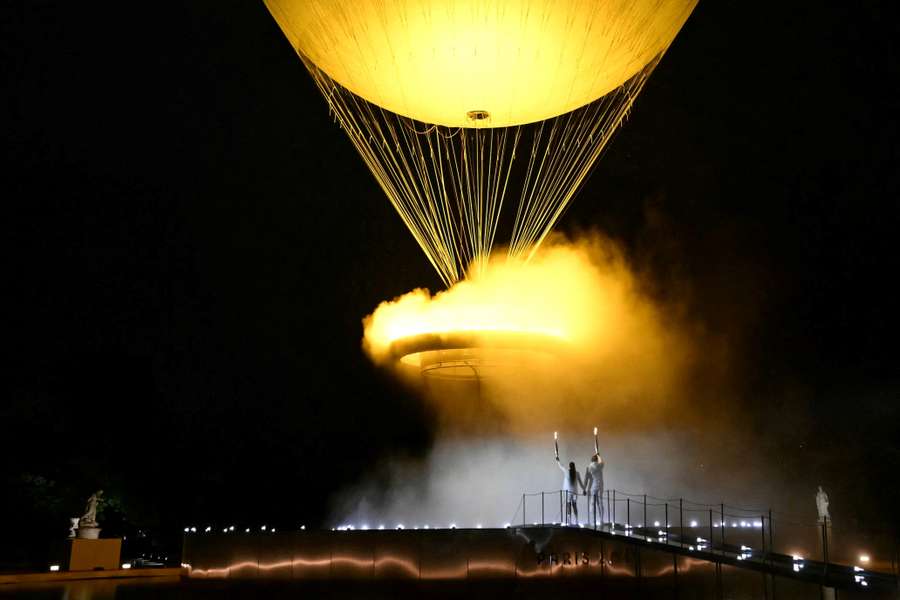 The cauldron, with the Olympic flame lit, lifts off while attached to a balloon 