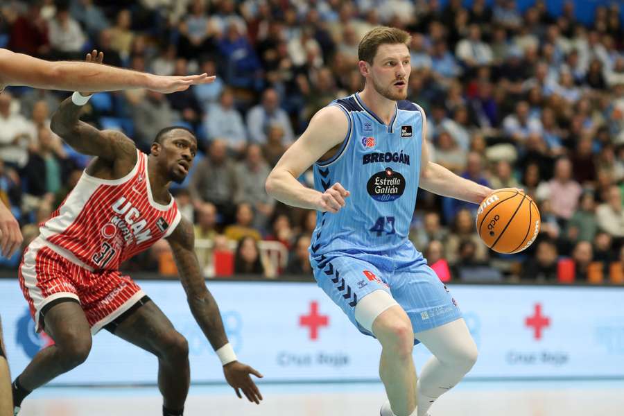 Arturs Kurucs bota el balón durante un partido con el Breogán Arturs Kurucs bota el balón durante un partido con el Breogán