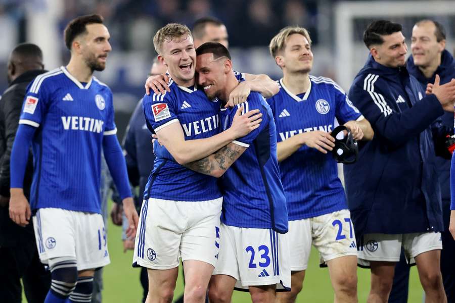 Die Schalker feierten am Freitagabend einen großen Sieg im Kampf gegen den Abstieg.