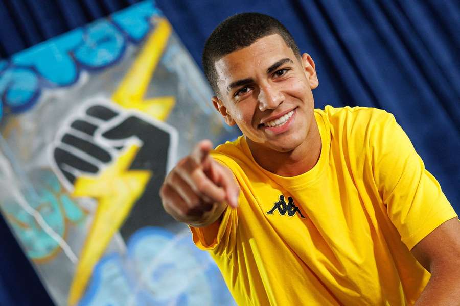 Frank Aziz assinou até 2029 com o Estoril