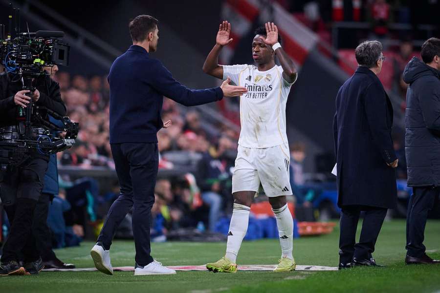 Vinicius Junior și Xabi Alonso Vinicius Junior și Xabi Alonso