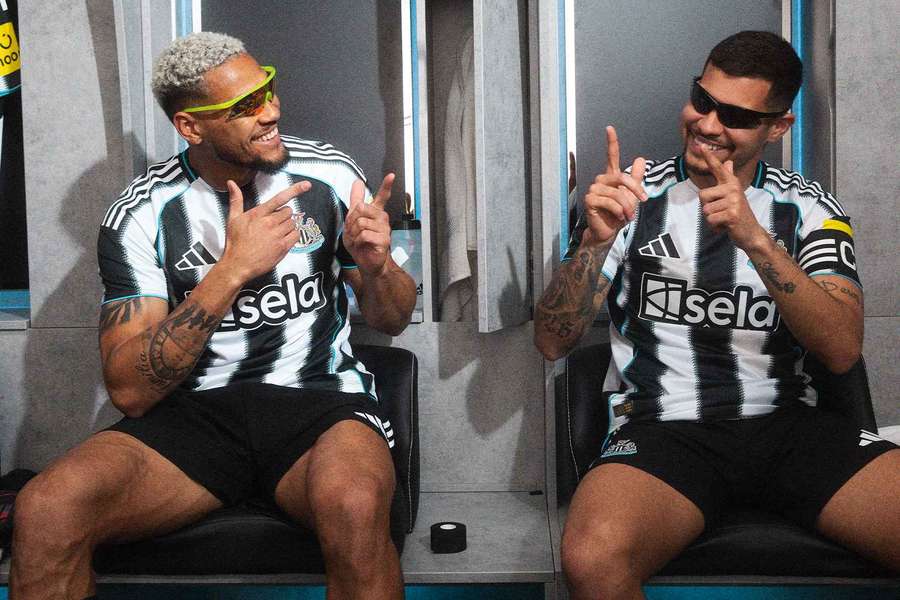 Les joueurs de Newcastle présentent leur nouveau kit domicile
