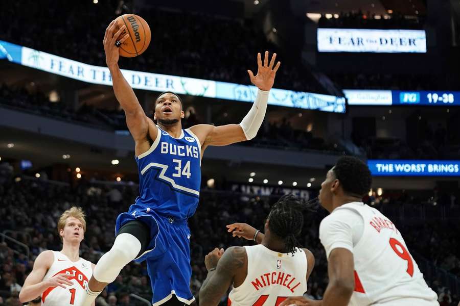 Antetokounmpo va a canestro