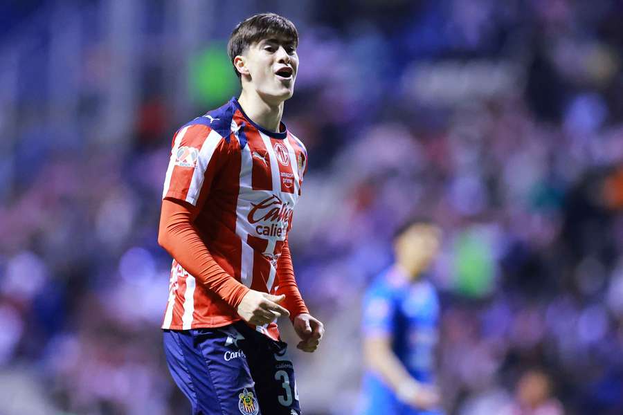 Barcelona chief Deco in contact with Chivas star Gonzalez
