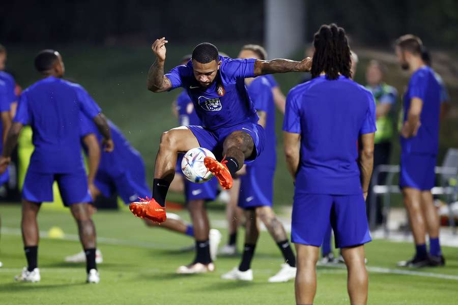 Memphis Depay op de training van Oranje in Doha