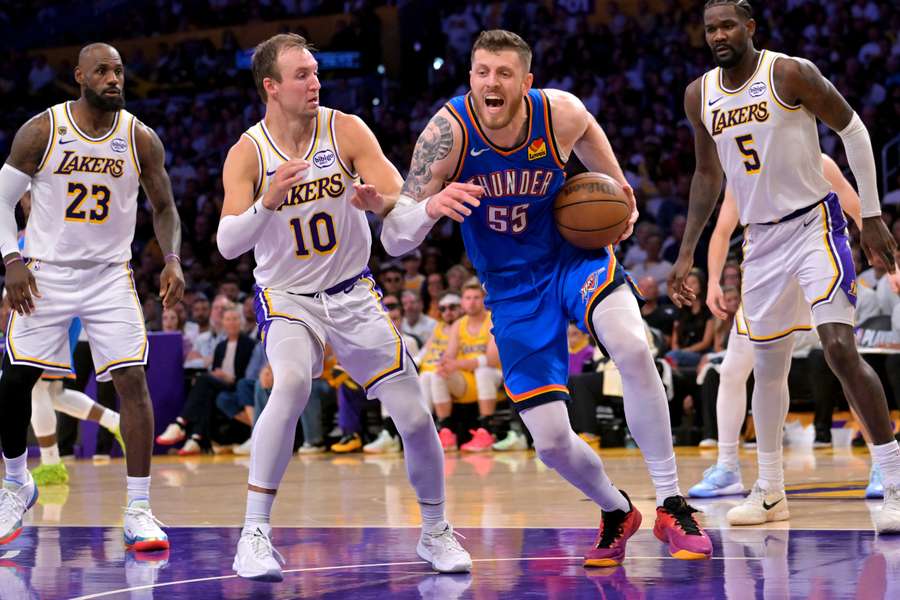 Isaiah Hartenstein zieht gegen Luke Kennard zum Korb.