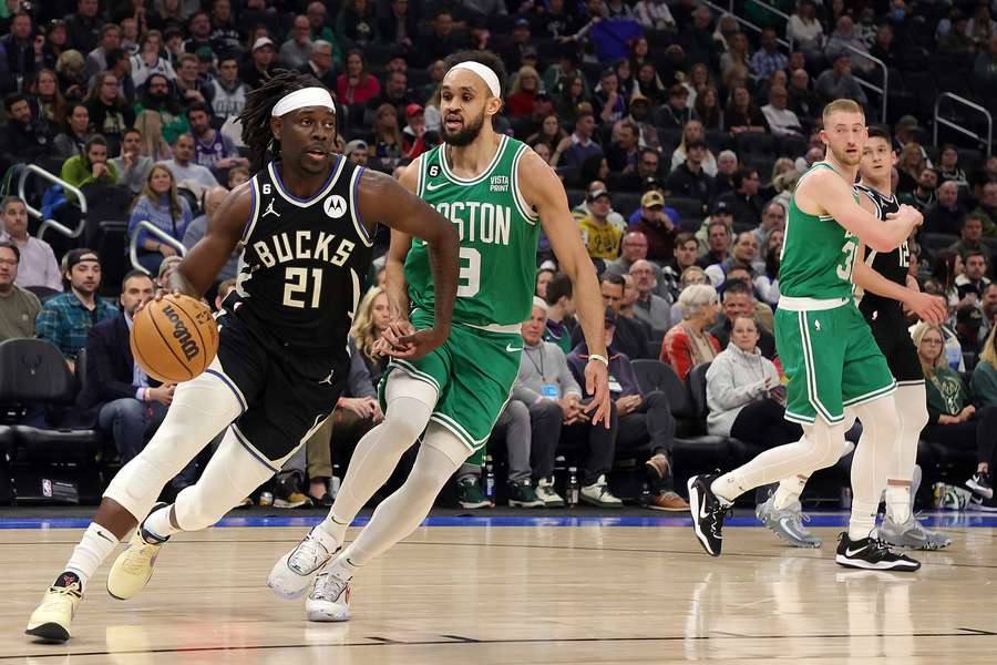 Jrue Holiday med bolden i kampen mellem Bucks og Celtics.