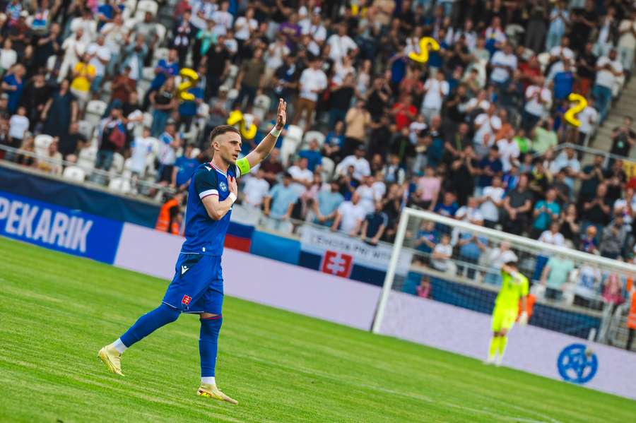 Pekarík a jeho posledný potlesk fanúšikom ako reprezentanta Slovenska.