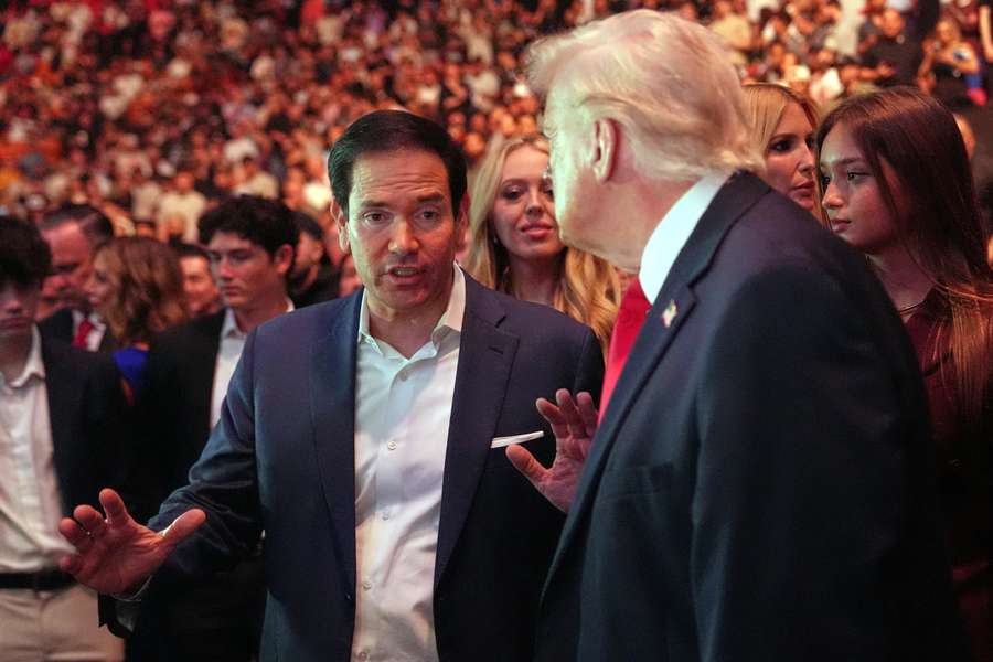 Marco Rubio à conversa com Donald Trump