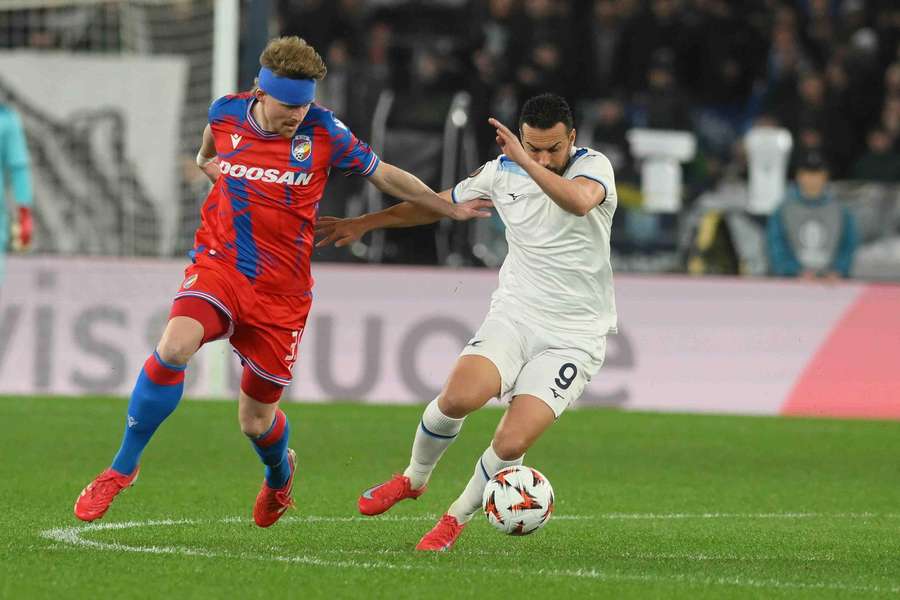 Pavel Šulc nahání Pedra v zápase Plzně na hřišti Lazia Řím.
