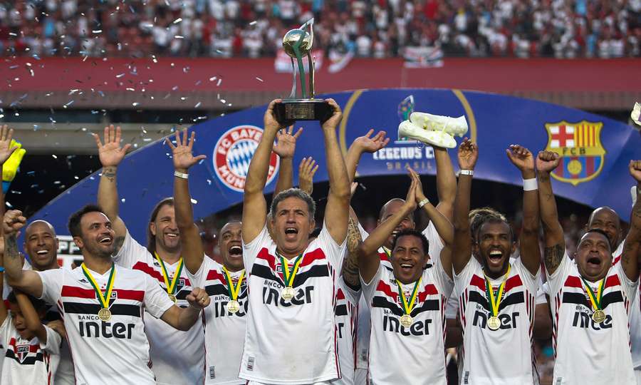 Careca, em jogo de ídolos em 2015, levanta o troféu Careca, em jogo de ídolos em 2015, levanta o troféu