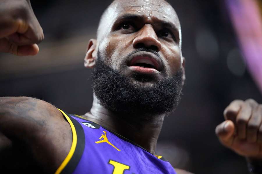 LeBron James s cenným výkonom Lakers pri triumfe v Utahu.