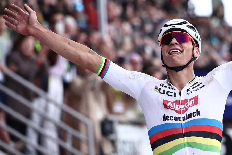 Mathieu van der Poel op de finishlijn van Parijs-Roubaix