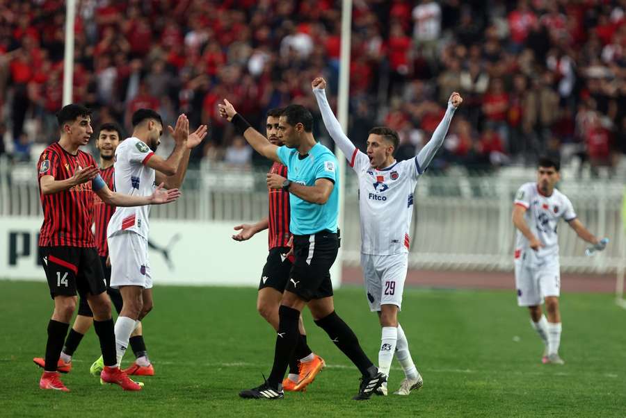 USM Alger held by 10-man Safi in Confederation Cup semi-final USM Alger held by 10-man Safi in Confederation Cup semi-final