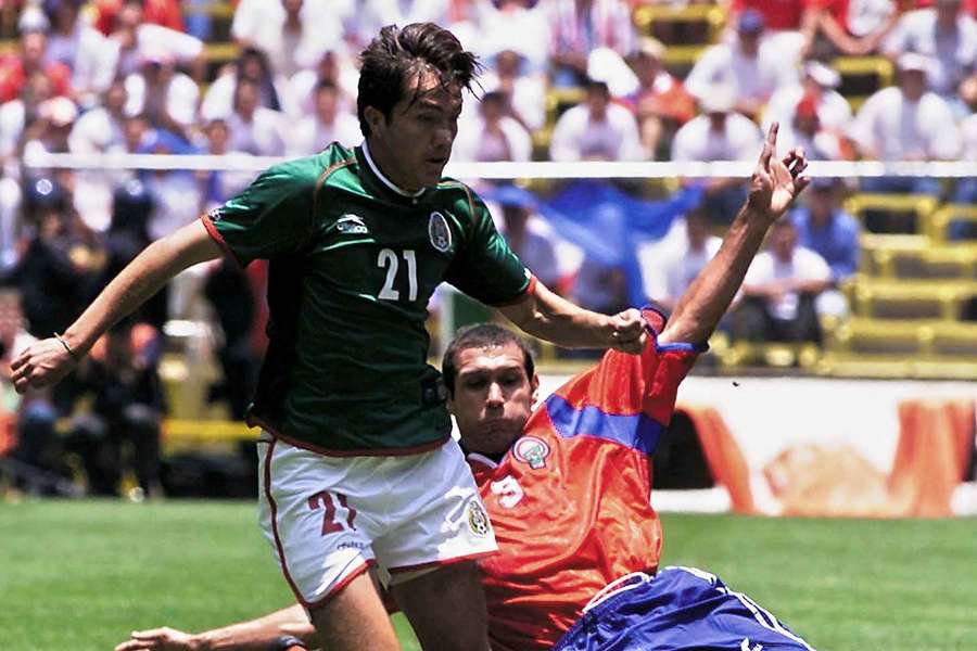 Cesareo Victorino (vlevo) odehrál v dresu mexické reprezentace 13 duelů. Cesareo Victorino (vlevo) odehrál v dresu mexické reprezentace 13 duelů.