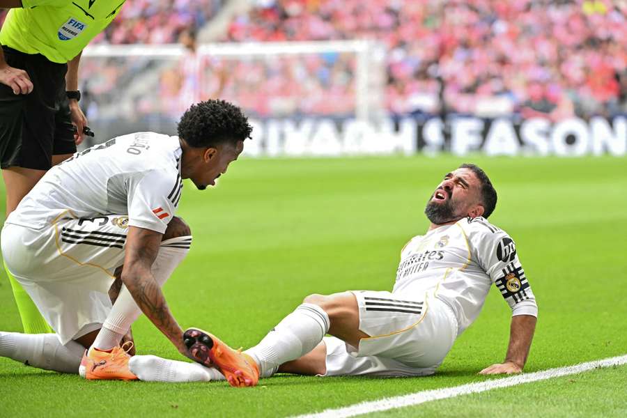 Dani Carvajal po tom, čo zacítil bolesť v pravom lýtku.