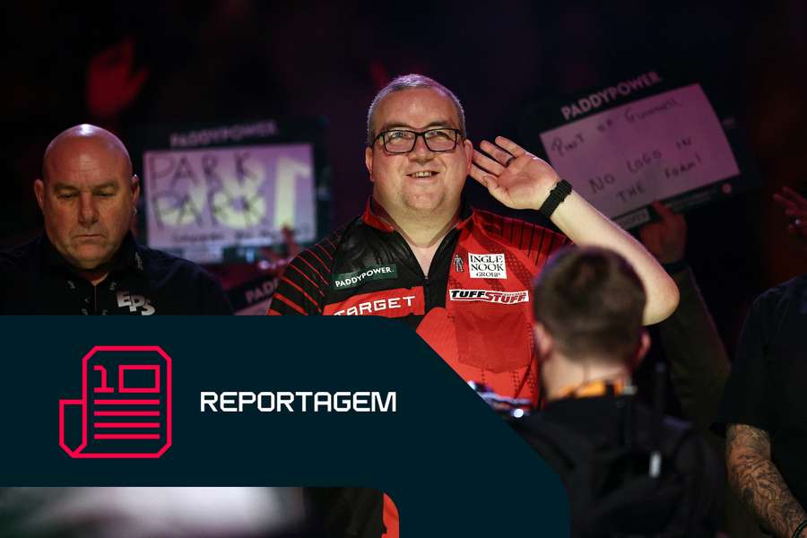 Stephen Bunting, durante uma das suas icónicas jogadas no Campeonato do Mundo de Dardos