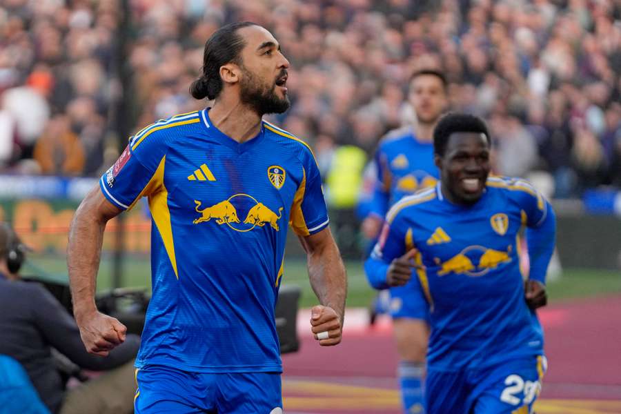 Dominic Calvert-Lewin sărbătorește după ce a transformat penalty-ul pentru 2-0