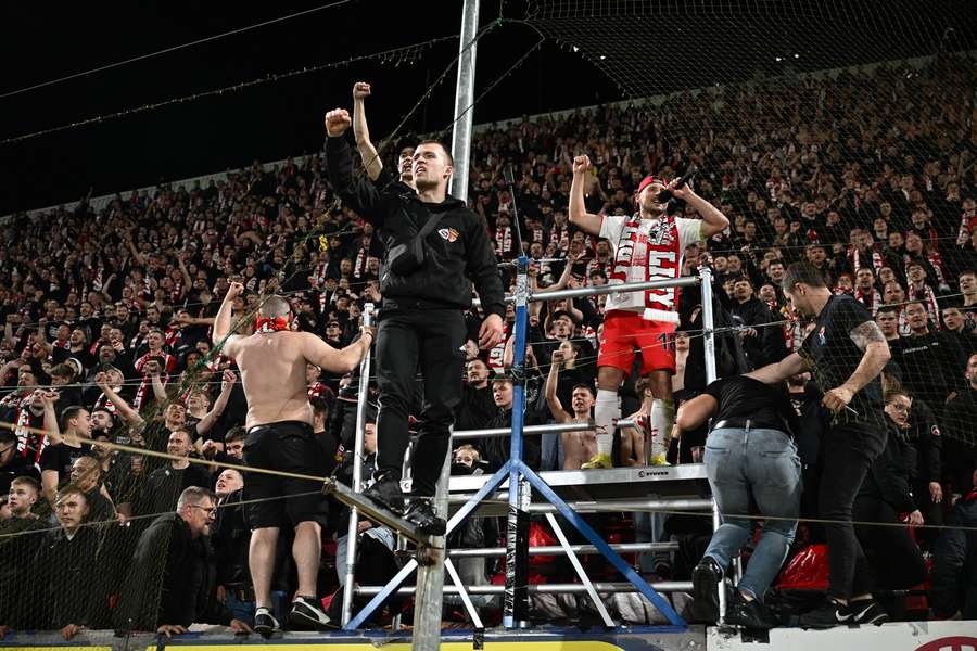 Jan Bořil řídí děkovačku Slavie.